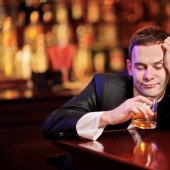 "No beba, dañe su salud": dejar el alcohol conduce a la locura