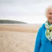 No es la temporada de playa: cómo una abuela inglesa de 70 años salva la costa de la basura