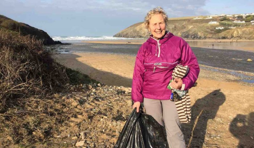 No es la temporada de playa: cómo una abuela inglesa de 70 años salva la costa de la basura