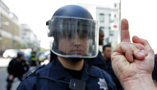 No está prohibido por ley: en los Estados Unidos, puede mostrarle a la policía el dedo medio, pero es mejor no hacerlo