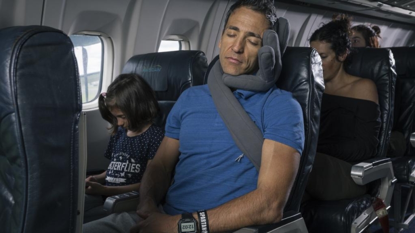 No hay muchas manos: un médico canadiense ha ideado una almohada para dormir saludablemente en el avión