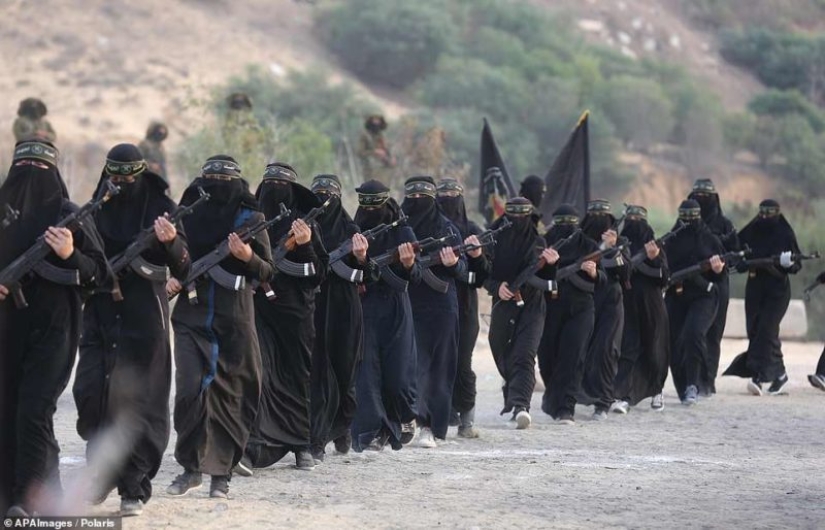 No subestimes a las mujeres con burka, o cómo las mujeres palestinas manejan las armas