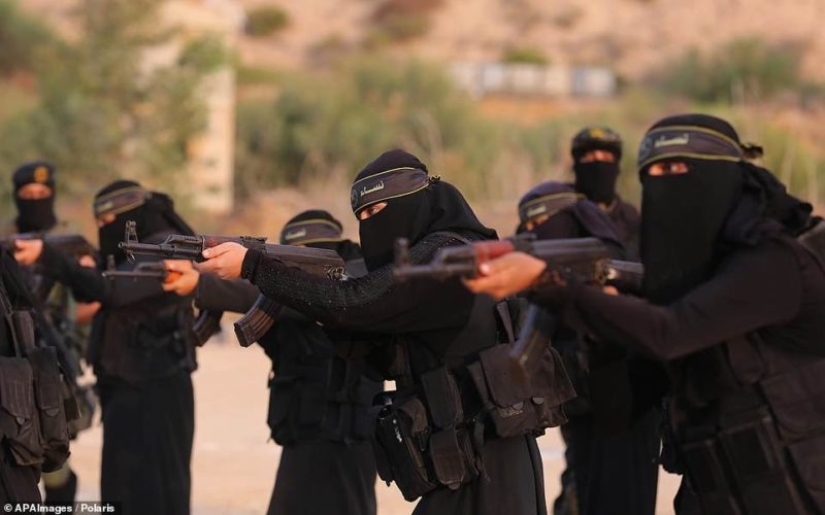 No subestimes a las mujeres con burka, o cómo las mujeres palestinas manejan las armas