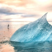 Noruego subió desnudo a un iceberg para una foto genial