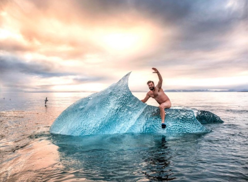 Norwegian climbed naked on an iceberg for a cool photo