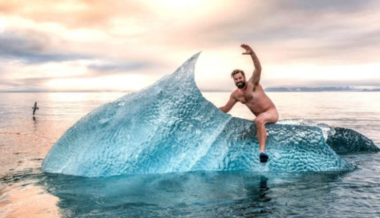 Norwegian climbed naked on an iceberg for a cool photo