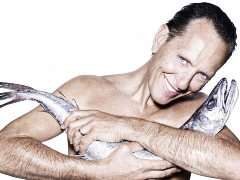 Nude actors were photographed with fish for the protection of marine life