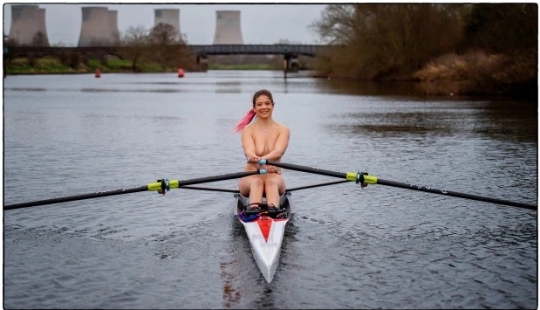 Nudista del Reino Unido nada desnudo en un barco, preparándose para cruzar el Océano Atlántico