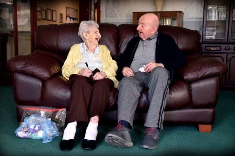 "Nunca dejarás de ser mamá": una madre de 98 años se mudó con un hijo de 80 años en un hogar de ancianos para cuidarlo