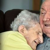 "Nunca dejarás de ser mamá": una madre de 98 años se mudó con un hijo de 80 años en un hogar de ancianos para cuidarlo