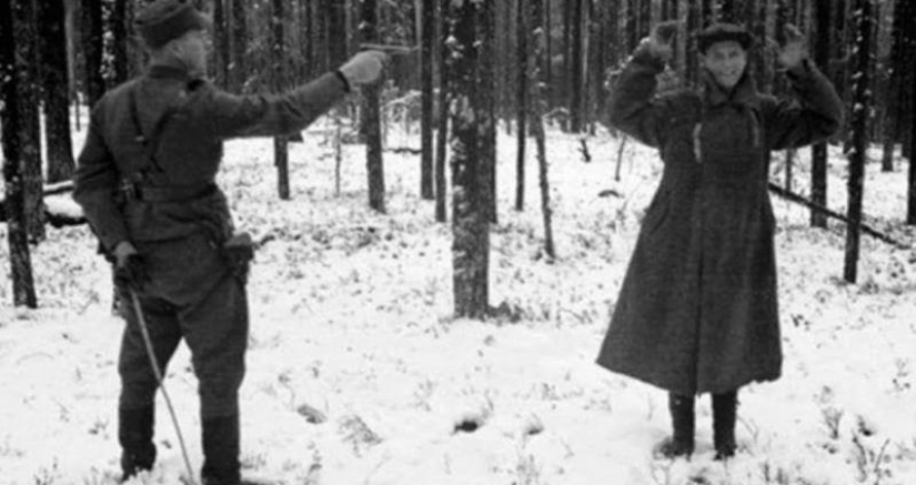 Oficial de inteligencia soviético se ríe antes de recibir un disparo — y otras fotos impactantes de la Segunda Guerra Mundial