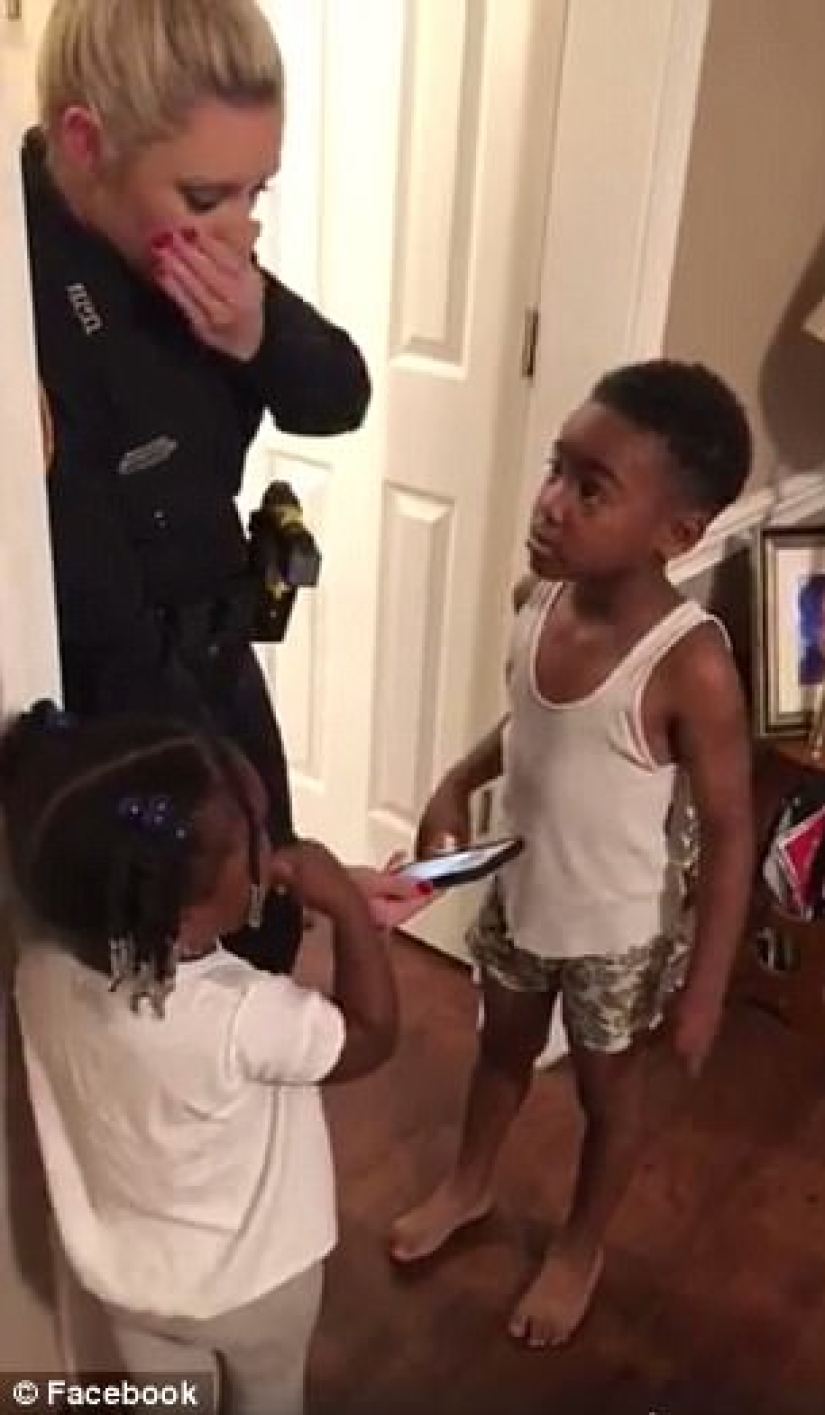 Oficiales de policía "detuvieron" al ladrón de Navidad Grinch después de que un niño de 5 años llamó al 911