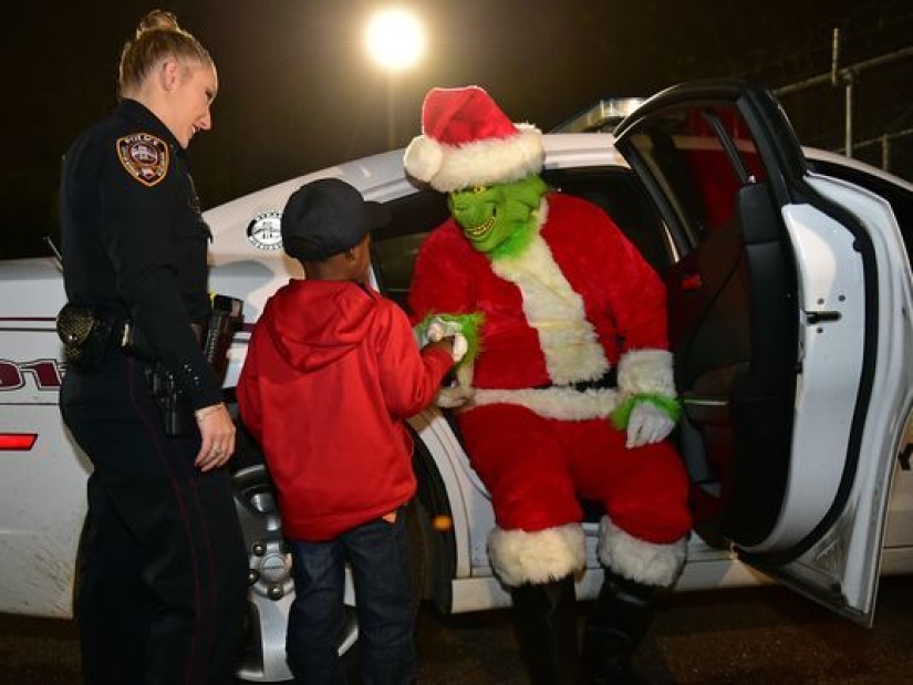Oficiales de policía "detuvieron" al ladrón de Navidad Grinch después de que un niño de 5 años llamó al 911