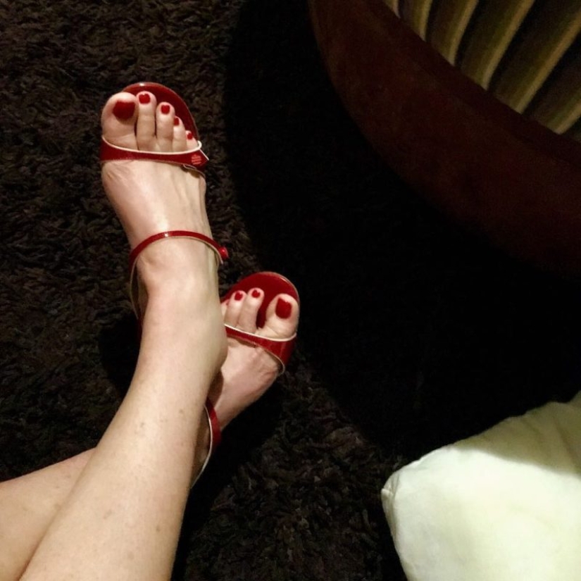 "¡Oh, esas piernas!": viuda de 49 años gana 23 mil libras al año publicando fotos de sus pies en la web