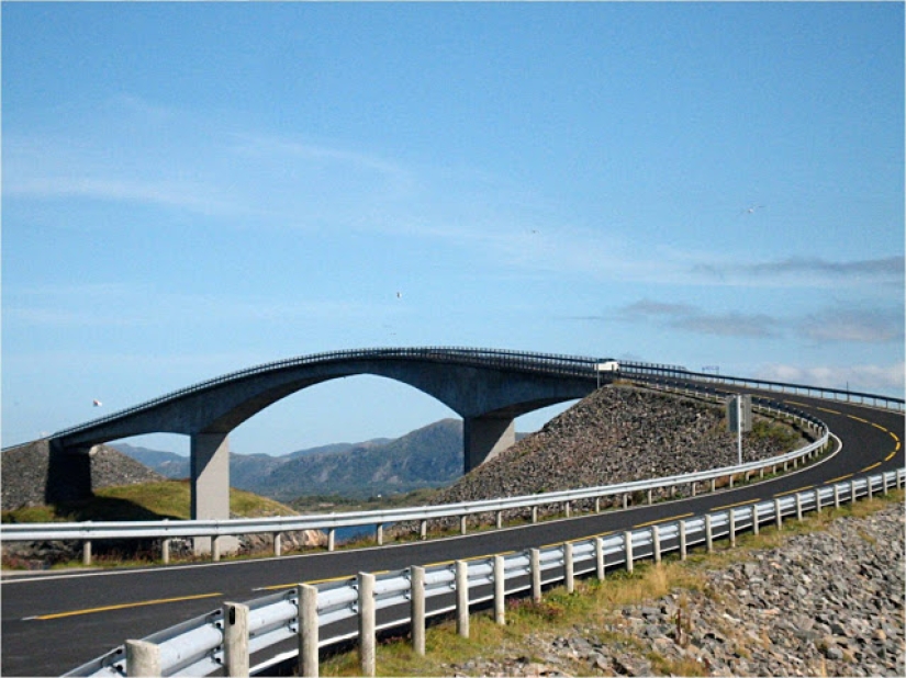 On the roads of Norway: "Attention! You are entering a bridge that leads to nowhere"