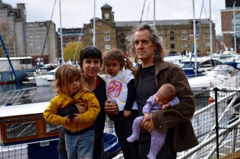 On the same wave: the couple have been traveling on the high seas for 8 years and have given birth to three children during this time