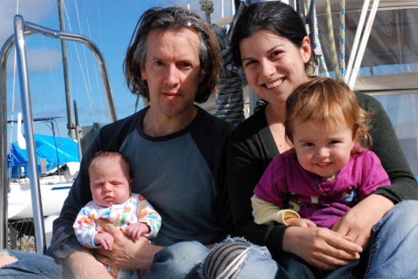 On the same wave: the couple have been traveling on the high seas for 8 years and have given birth to three children during this time