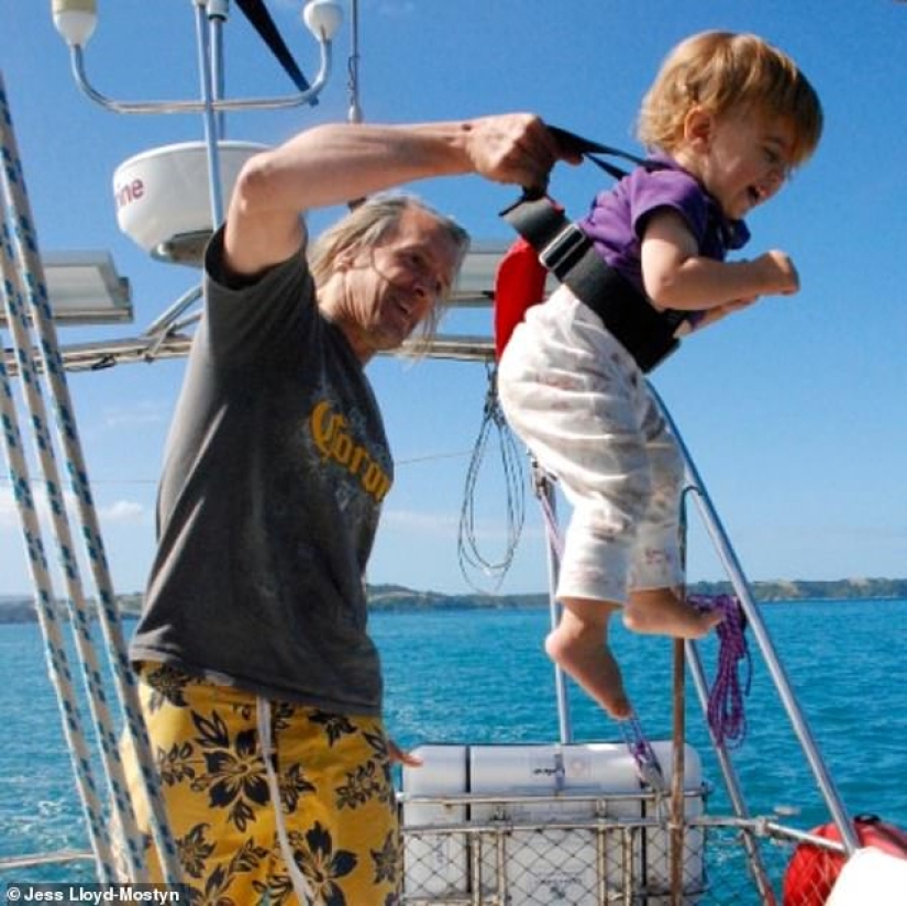 On the same wave: the couple have been traveling on the high seas for 8 years and have given birth to three children during this time