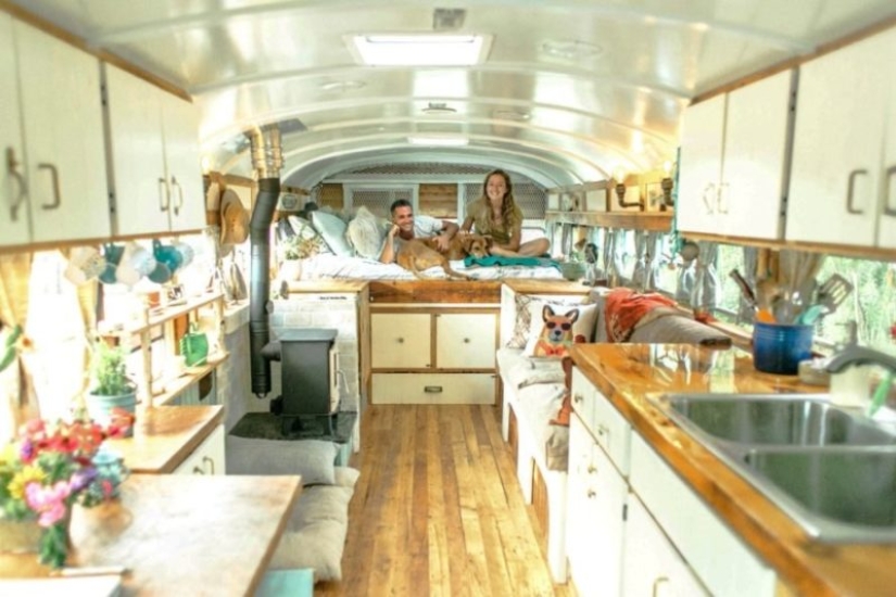 On the sawmill with comfort: a couple turned an old prison bus into a cozy mobile home