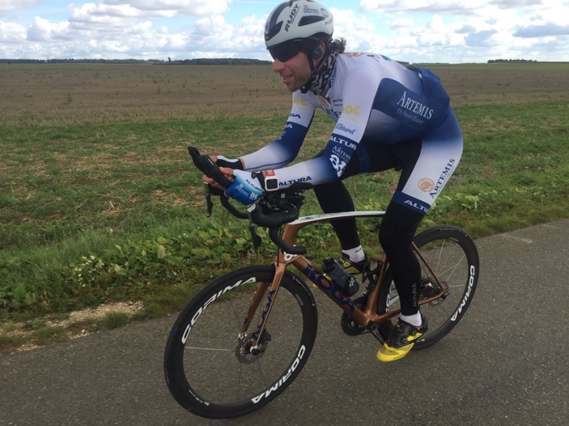 On two wheels around the world: cyclist sets world record in just 79 days