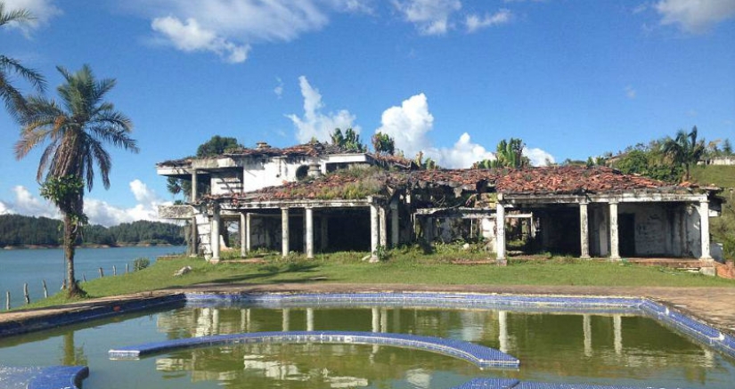 Pablo Escobar's posh mansion was turned into a paintball court - Pictolic