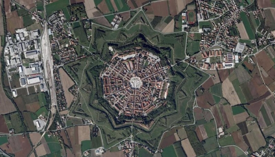 Palmanova es una ciudad fortaleza simétrica en Italia