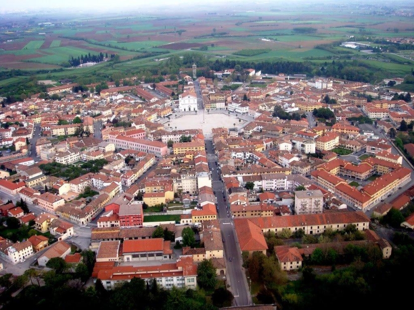 Palmanova es una ciudad fortaleza simétrica en Italia