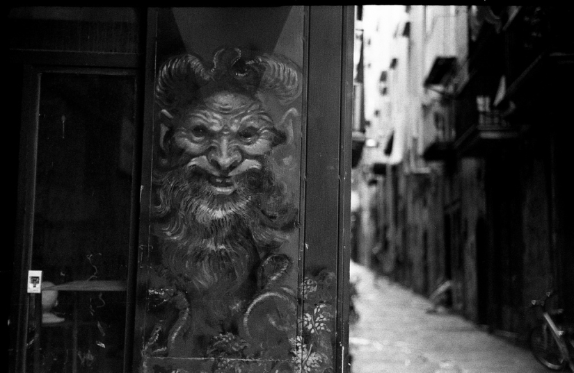 Paradise inhabited by devils: all the vices of St. Naples in the lens of Robbie Mackintosh