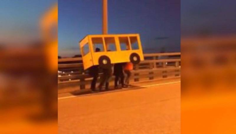 Pasó por alto la ley en ruso: en Vladivostok, los muchachos fingieron ser un autobús en un puente cerrado a los peatones