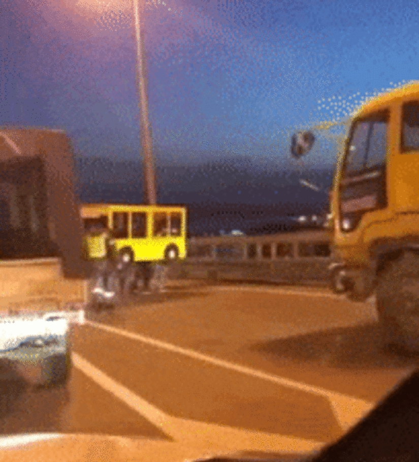 Pasó por alto la ley en ruso: en Vladivostok, los muchachos fingieron ser un autobús en un puente cerrado a los peatones