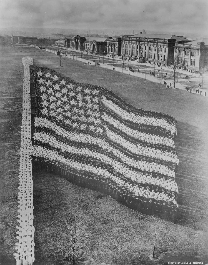 Patriotic mass photos of Arthur Mall during the First World War