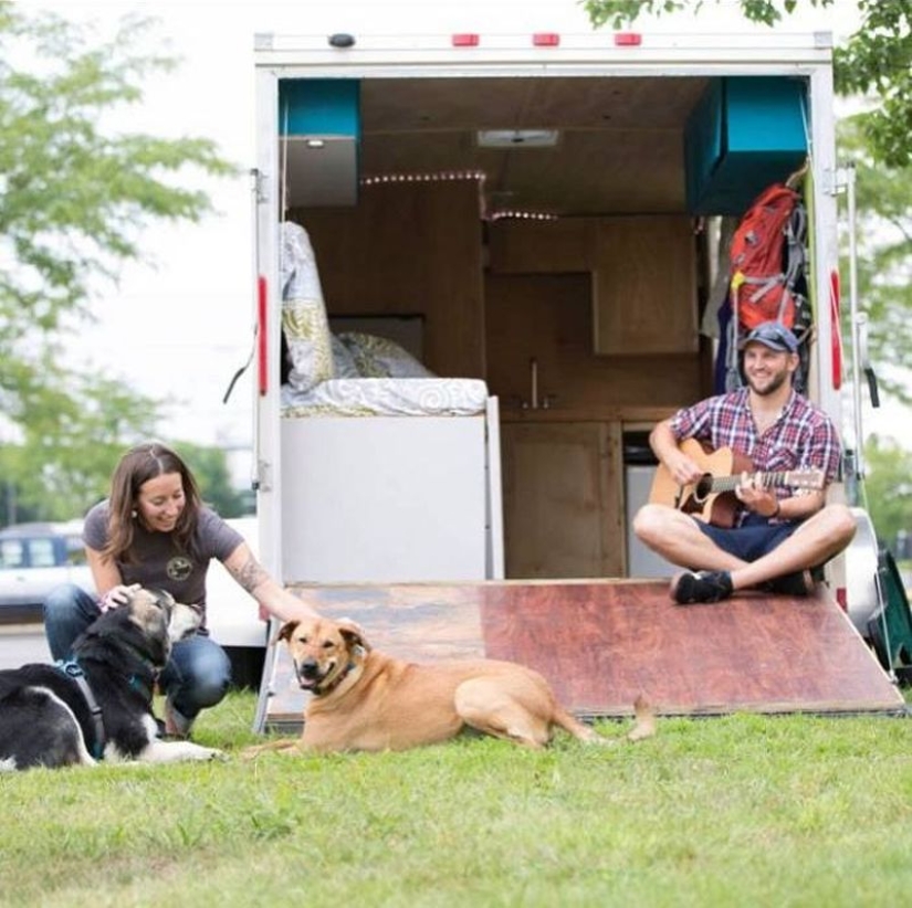 "Pay for gas, not rent": A couple quit their jobs to travel around the US, living in a tiny trailer