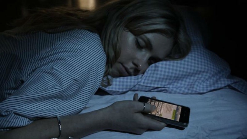 Peligroso para la salud: los científicos dijeron por qué no puedes dormir con un teléfono inteligente