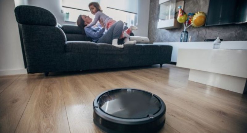 Pervert's dream: a robot vacuum cleaner took off the hostess on the toilet and leaked a photo