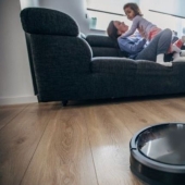 Pervert's dream: a robot vacuum cleaner took off the hostess on the toilet and leaked a photo