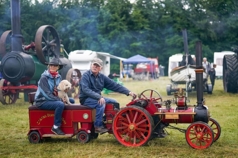 Photos of the Week: Oil Wrestling, Flaming Bull, Gorgosaurus Sale