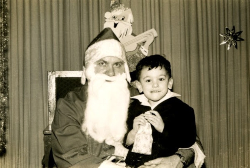 Photos with Santa Claus from the past that will make this man with a cotton wool beard afraid