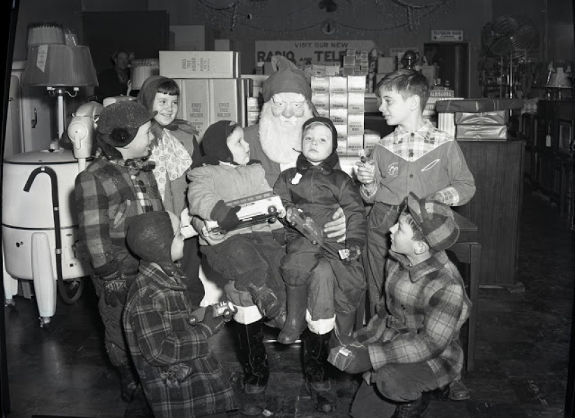 Photos with Santa Claus from the past that will make this man with a cotton wool beard afraid