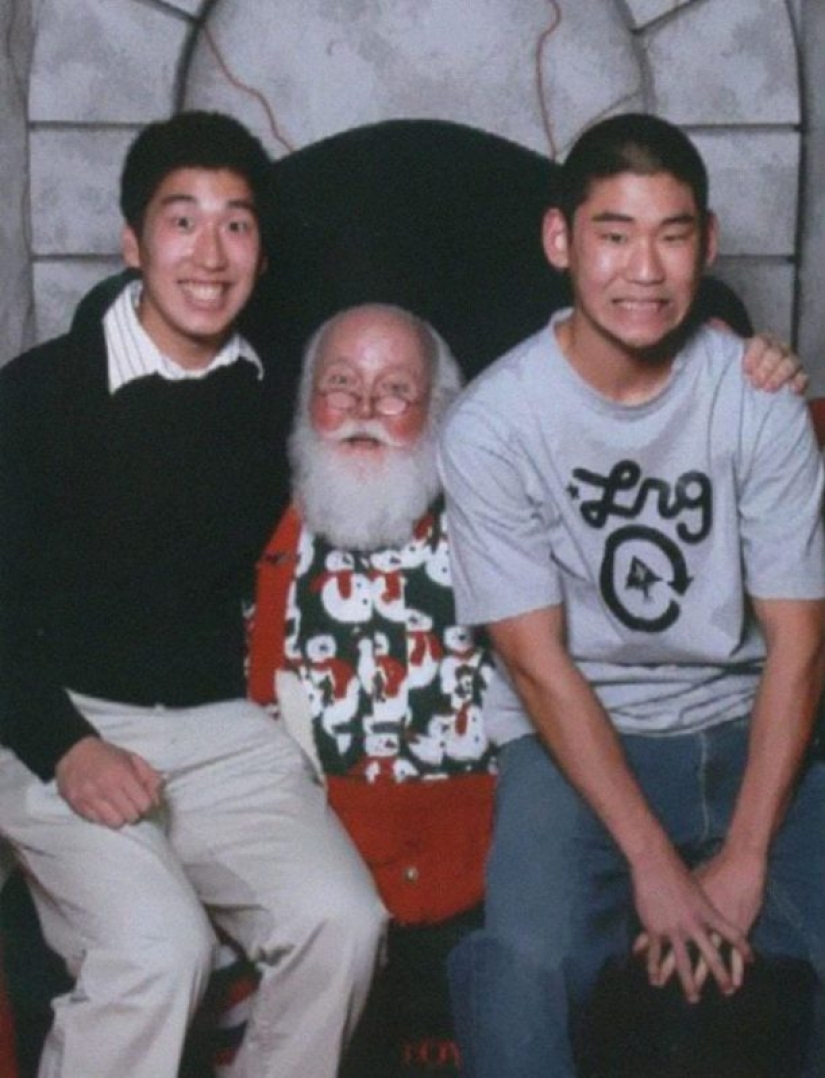 Photos with Santa from year to year: friends have been photographed in different images since 2006
