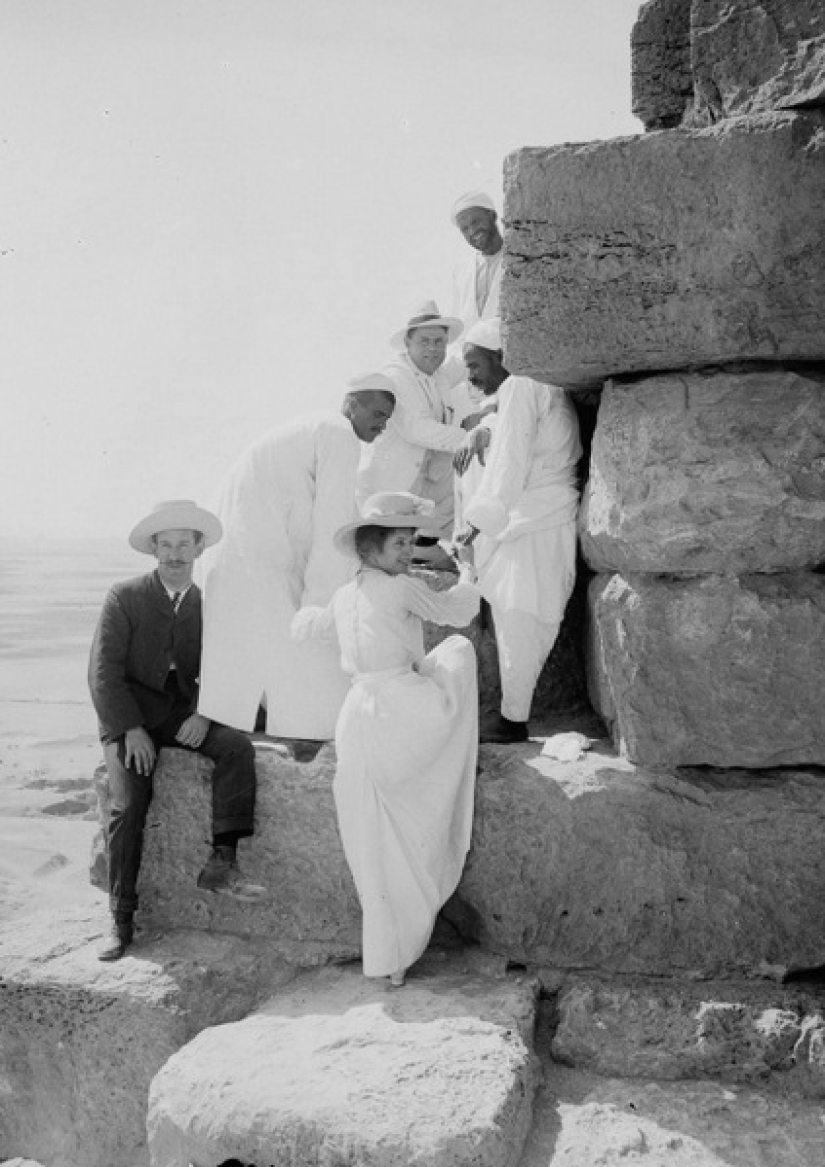Picnic en las pirámides: turistas en Giza durante la ocupación británica