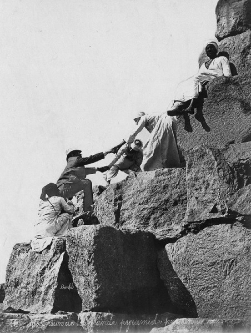 Picnic en las pirámides: turistas en Giza durante la ocupación británica