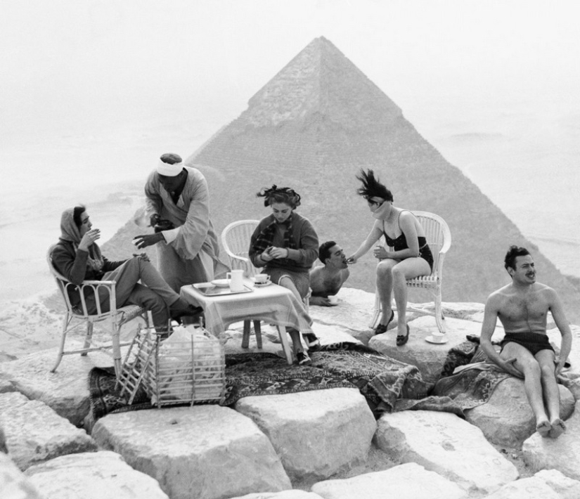 Picnic on the pyramids: tourists in Giza during the British occupation