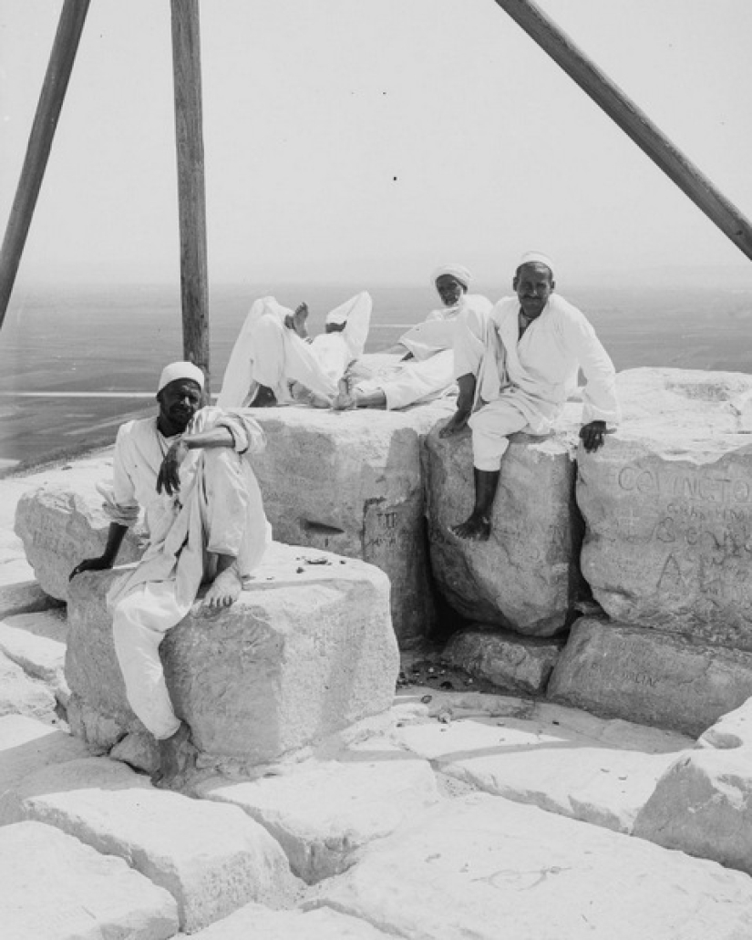 Picnic on the pyramids: tourists in Giza during the British occupation