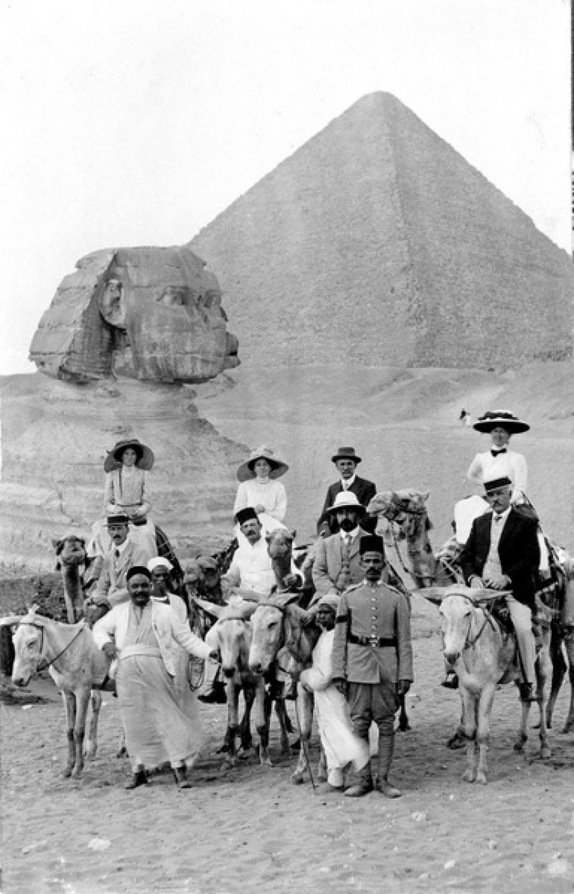 Picnic on the pyramids: tourists in Giza during the British occupation