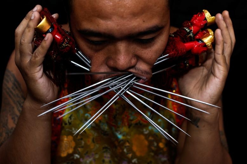 Piercings extremos ponen a los devotos en trance de limpieza del alma en festival tailandés