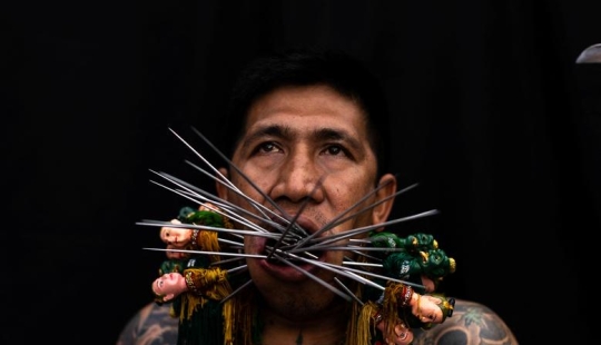 Piercings extremos ponen a los devotos en trance de limpieza del alma en festival tailandés