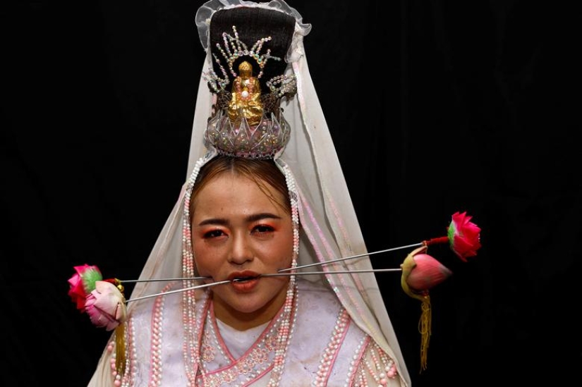 Piercings extremos ponen a los devotos en trance de limpieza del alma en festival tailandés