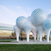 Pillars of Dreams: balloon-shaped sculpture of 3564 pieces