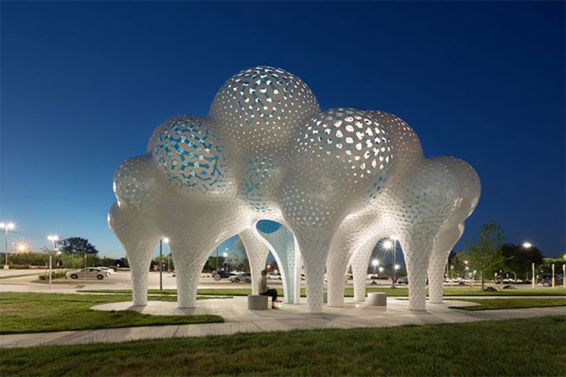 Pillars of Dreams: balloon-shaped sculpture of 3564 pieces