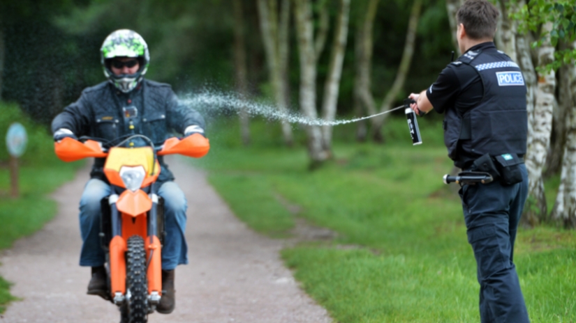 Piss the intruder! British police armed with water pistols